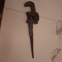 Vtg Pexto 14 Pipe Wrench. Threaded On The Bottom Handle?