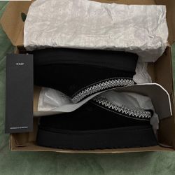 UGGs tazz platform black