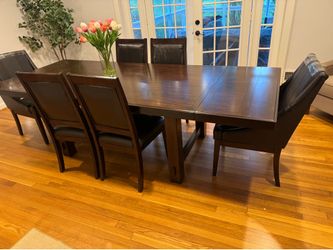 Great condition dining table with 4 extension leaves and 6 chairs