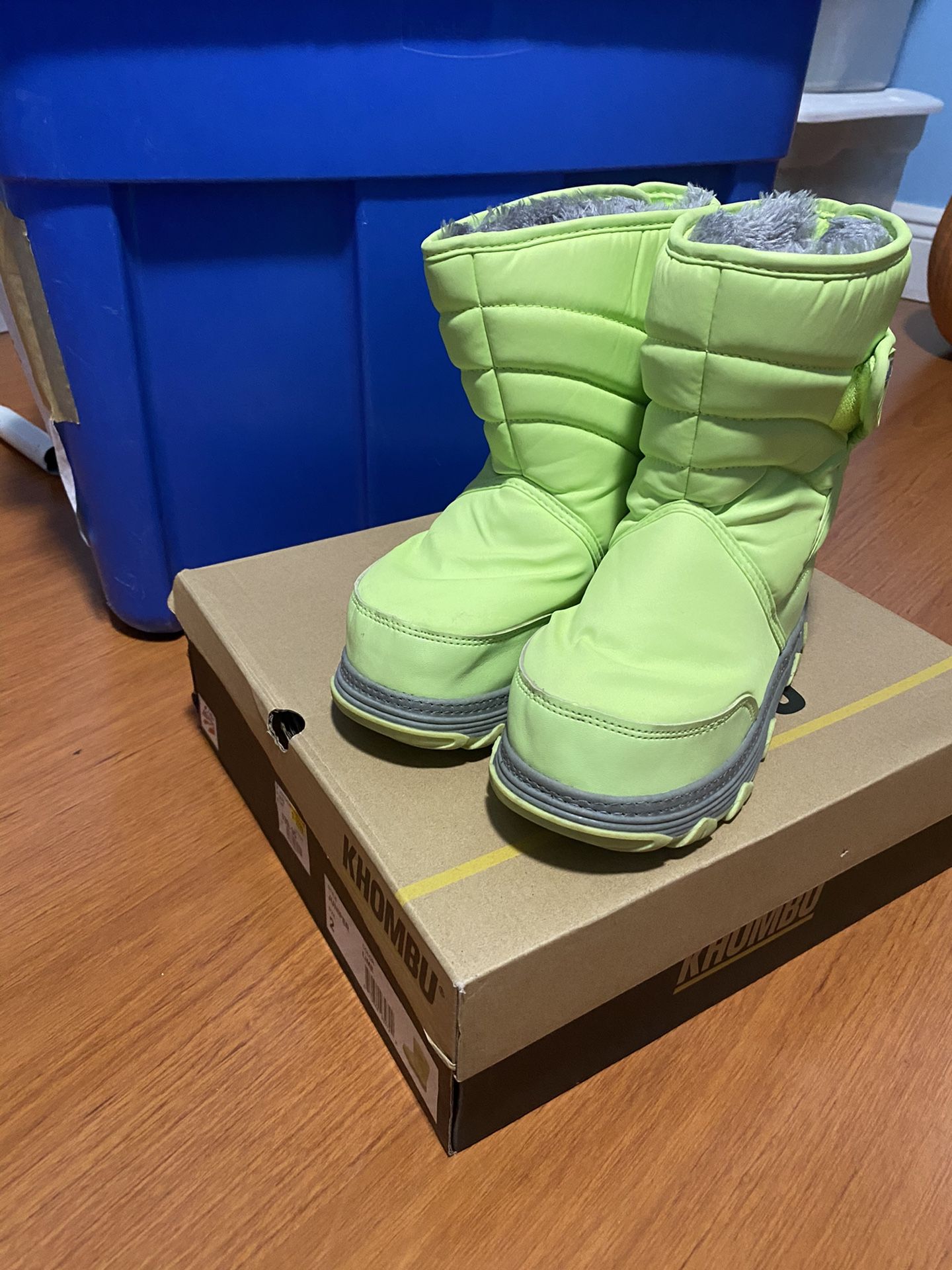 Kids shoes / snow boots size 2