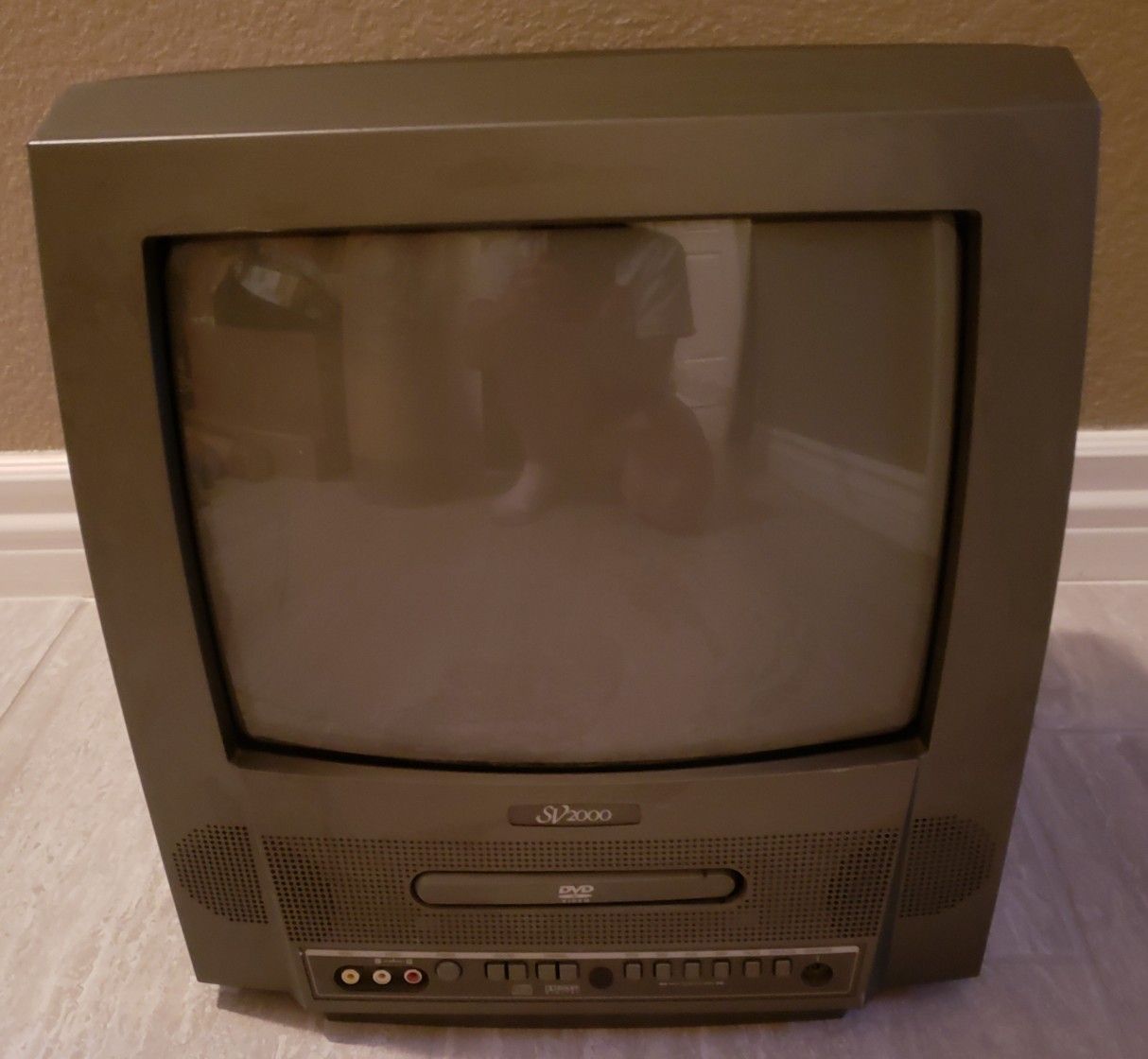 Funai SV2000 13" TV/DVD Combo w/Remote EXCELLENT CONDITION