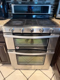 Whirlpool WGG745S0FS is a 30-inch freestanding gas double-oven range