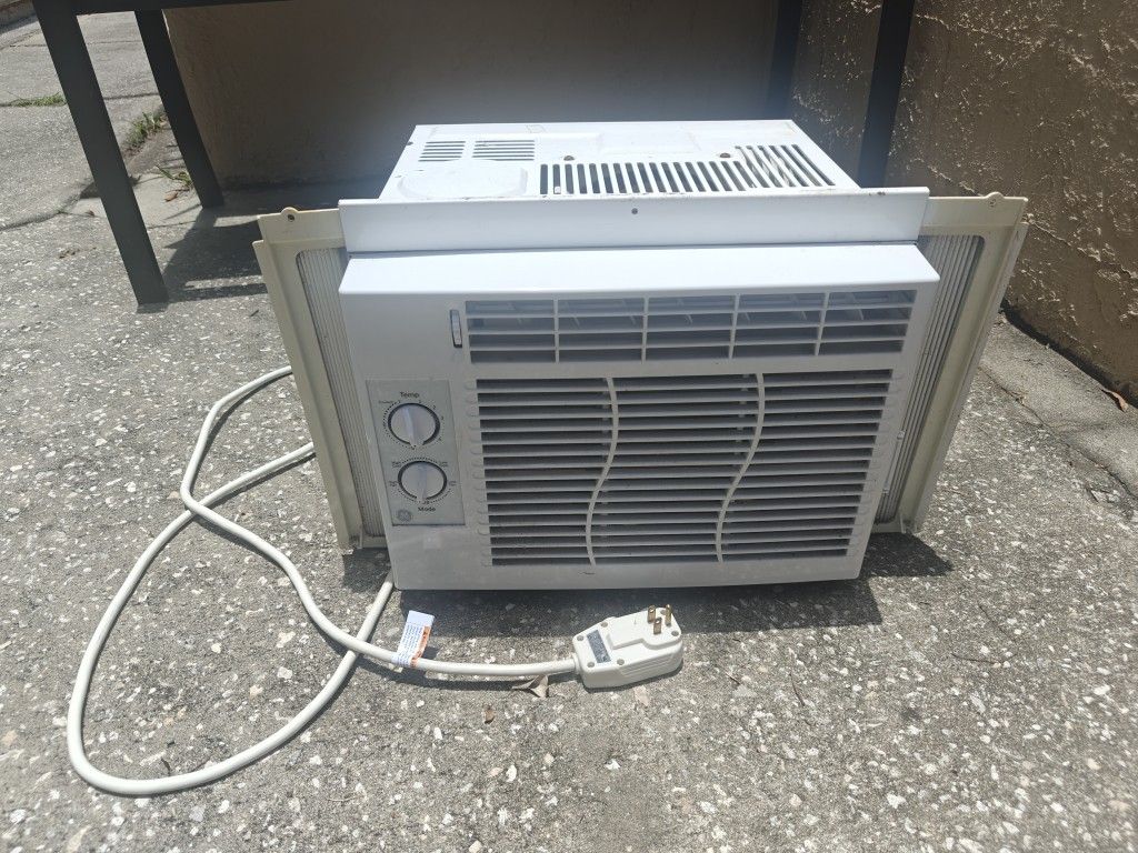 GE 115 Volt Room Air Conditioner - AEL05LXW1