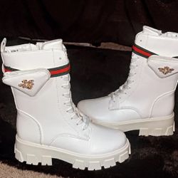 Unisex Winter White fashion Boots..Size 12..