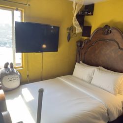 Queen Bedframe With Mattress And Foundation