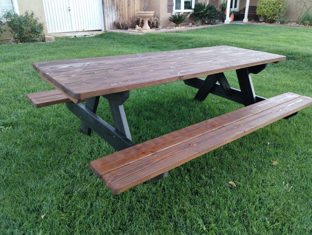 Custom Build Picnic Tables.