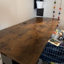 Motorized standing desk 