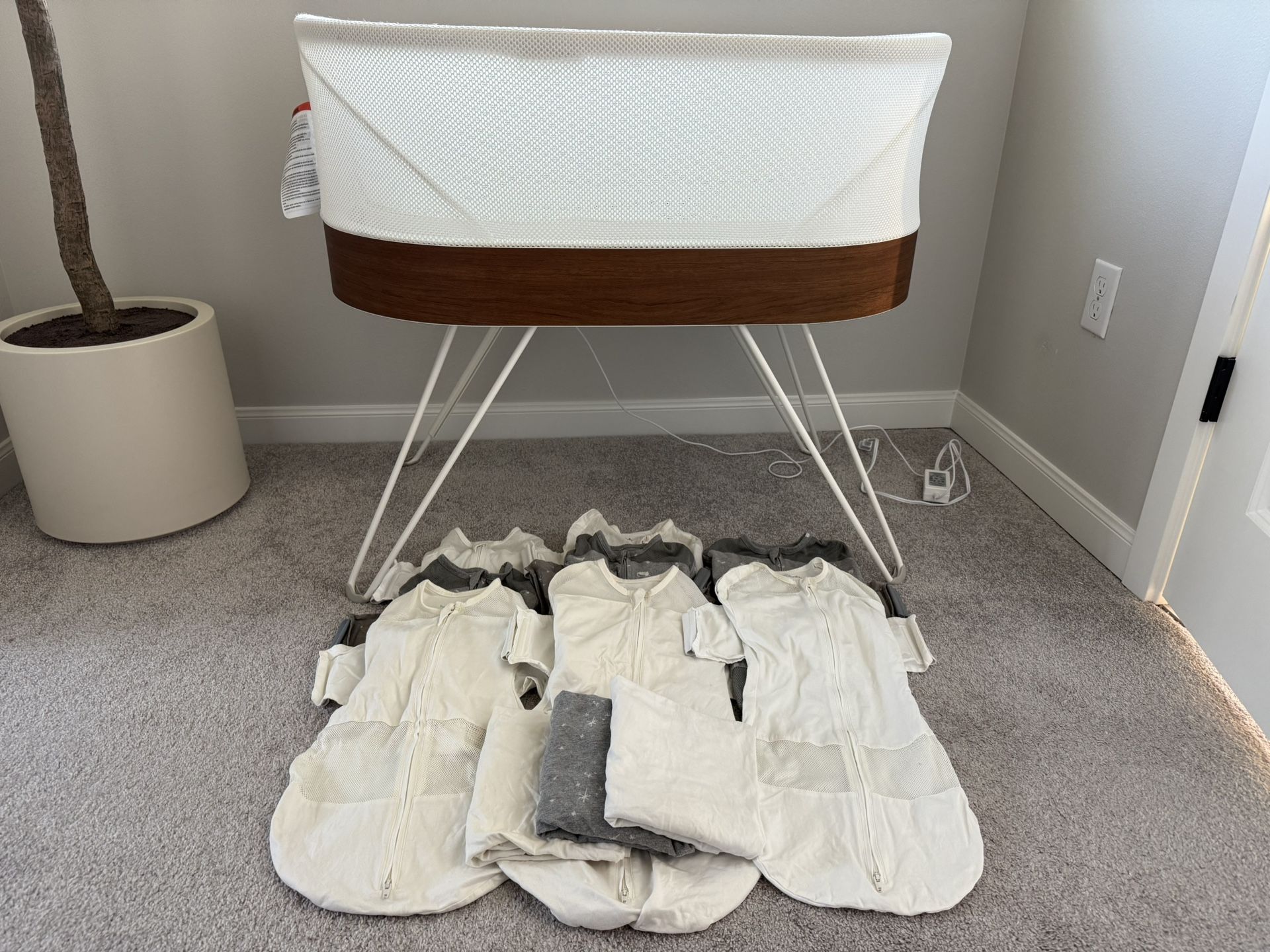 SNOO Smart Sleeper Bassinet – Excellent Condition + Huge Bundle