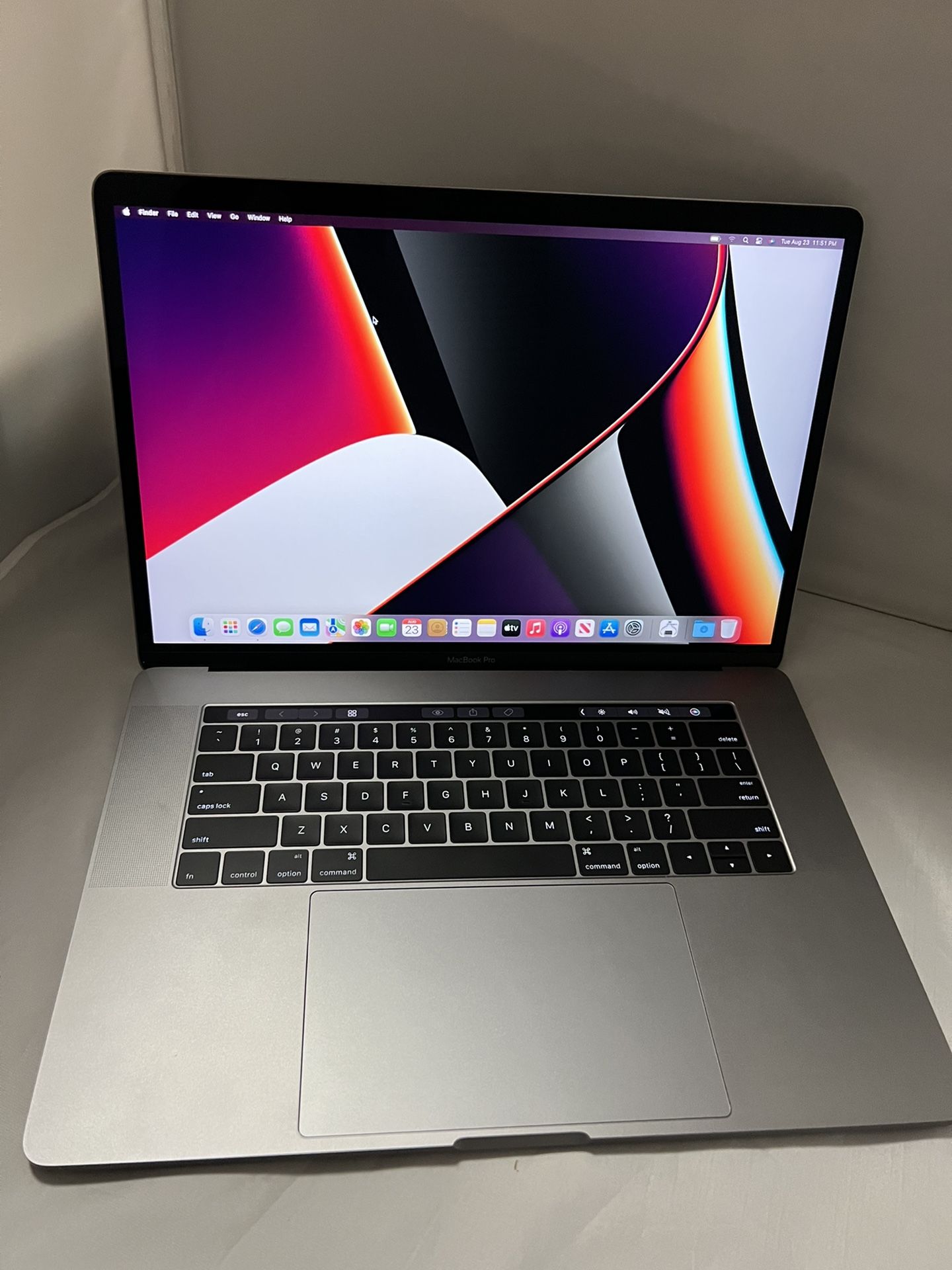 MacBook Pro 2017 i7 16GB Ram 512GB Ssd Touch Bar