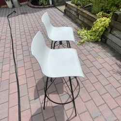 2 Bar High Swivel Stools (NEW)