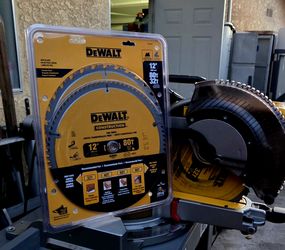 Dewalt DWS779 12" Double Bevel Sliding Compound Miter Saw