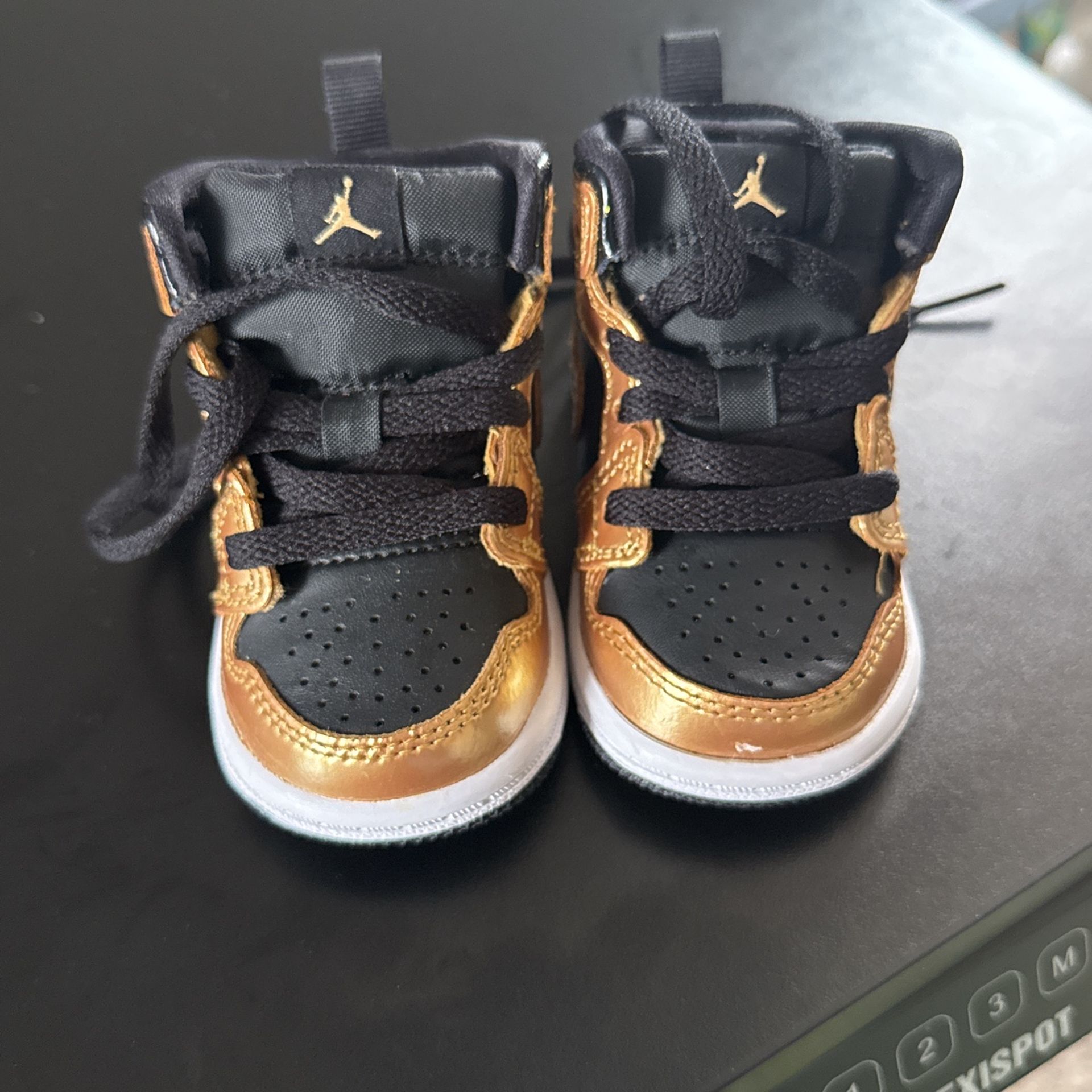 Jordan 1 mid SE metallic Gold - Size 3C
