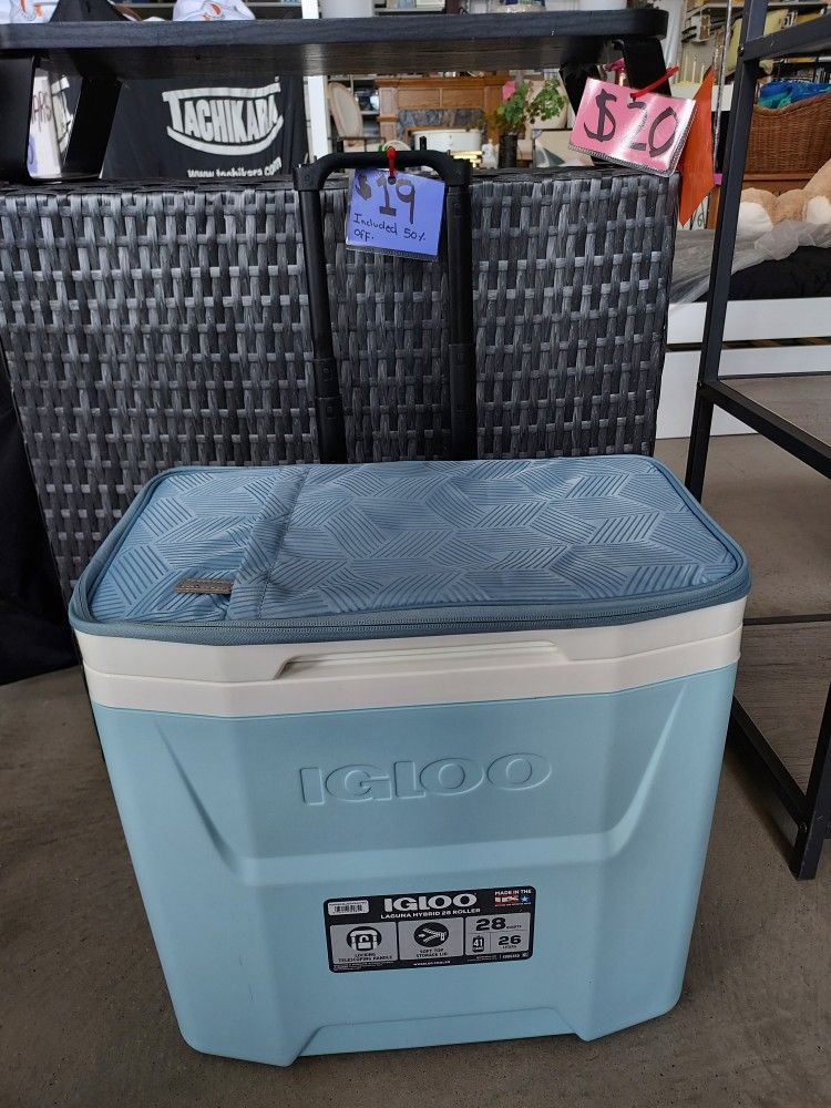 Igloo Laguna for Her 28 QT Soft Top Roller Cooler, Powder Blue