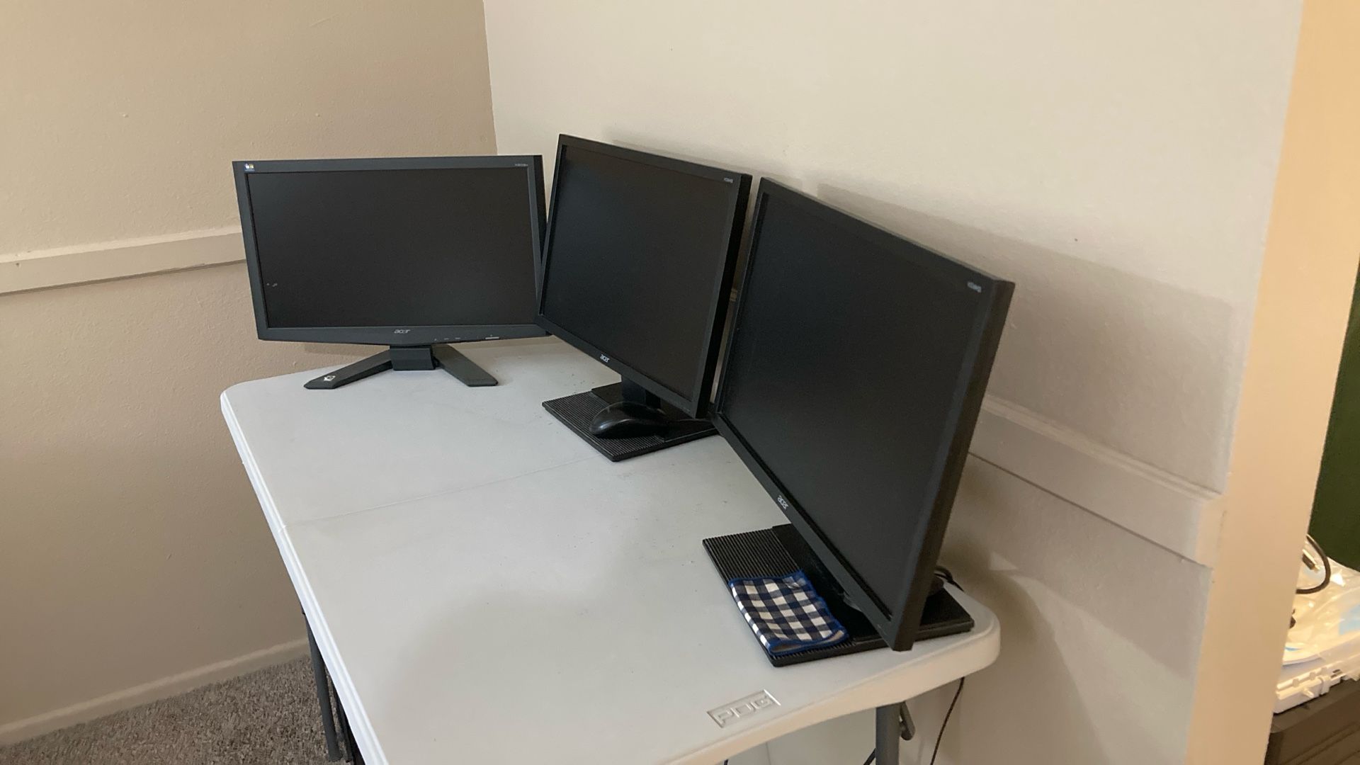 3-Monitor Bundle! 2x Acer 21.5” + 1x Acer 20”