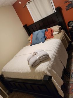 Queen bed room suit