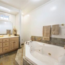 Jacuzzi Bathtub In excellent Condition 