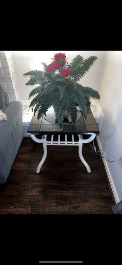 2 End Tables 20$ Each 