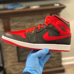 Air Jordan 1 mid Black And Red Size 11