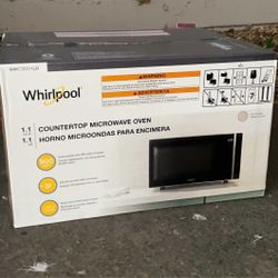 Whirlpool 1.1-CU Ft Medium 900 Watt Countertop Microwave (Silver/Black)