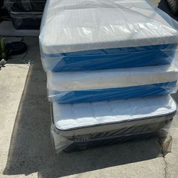 Twin size Mattress Pillow Top 10"    new Mattress in a plastic sealed