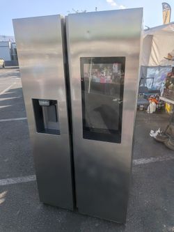 Samsung family hub refrigerator/3 months of warranty and free local delivery