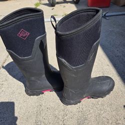 Women's size 9 Full Calf Arctic MuckBoot