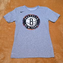 Nike Dri-Fit Brooklyn Nets NBA Graphic T-Shirt Men's Small Athletic Tee Unisex