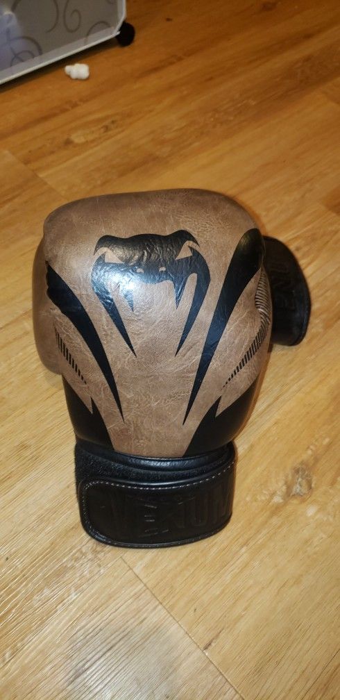 Venom Elite Boxing Gloves 16oz