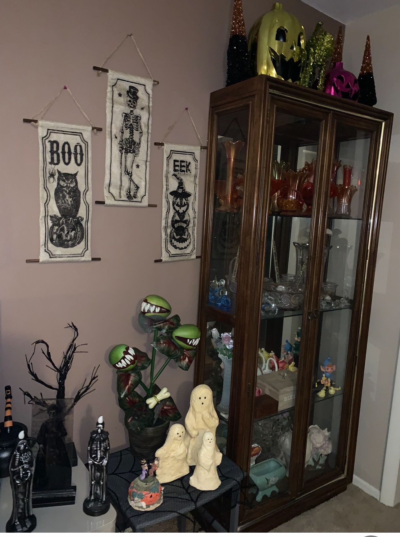 Gorgeous Mirrored Curio Cabinet With Glass Shelves $150