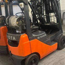 Forklift Toyota Pneumatic Side-triple Tower 8 Series