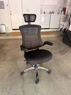 Ergonomic Mesh Office Chair with Adjustable Headrest