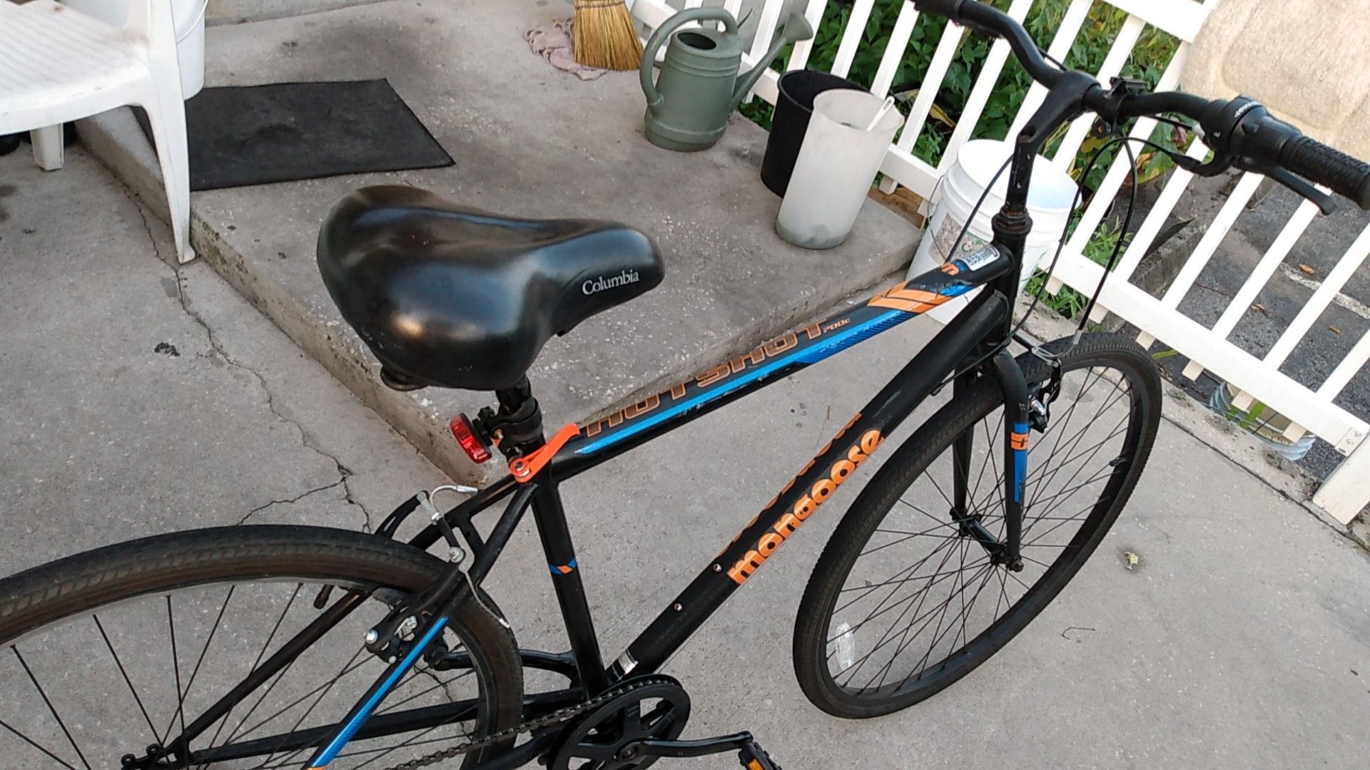 mongoose hotshot 700c tire size