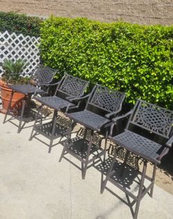 4 heavy-duty aluminum swivel stools/Outdoor Furniture/outside Barstools/Cash Only