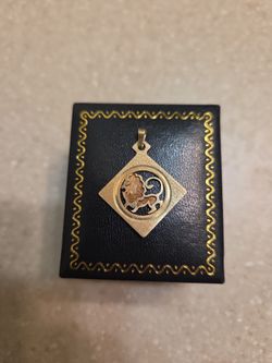 10 k gold pendant.  Weight is 1.7 grams