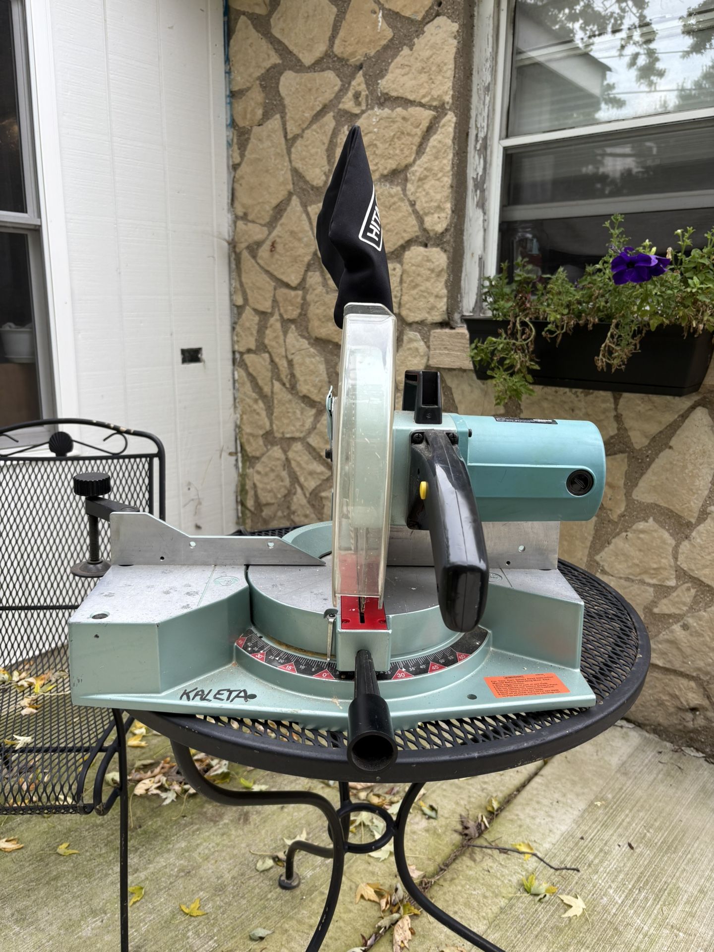 HITACHI compound 10” Miter saw. In very good condition!