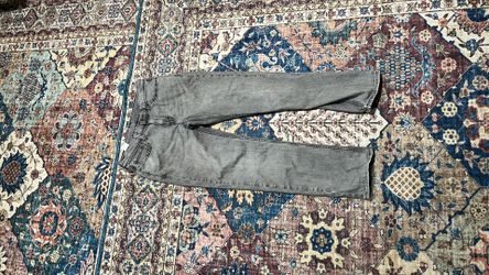 grey Levi’s jeans