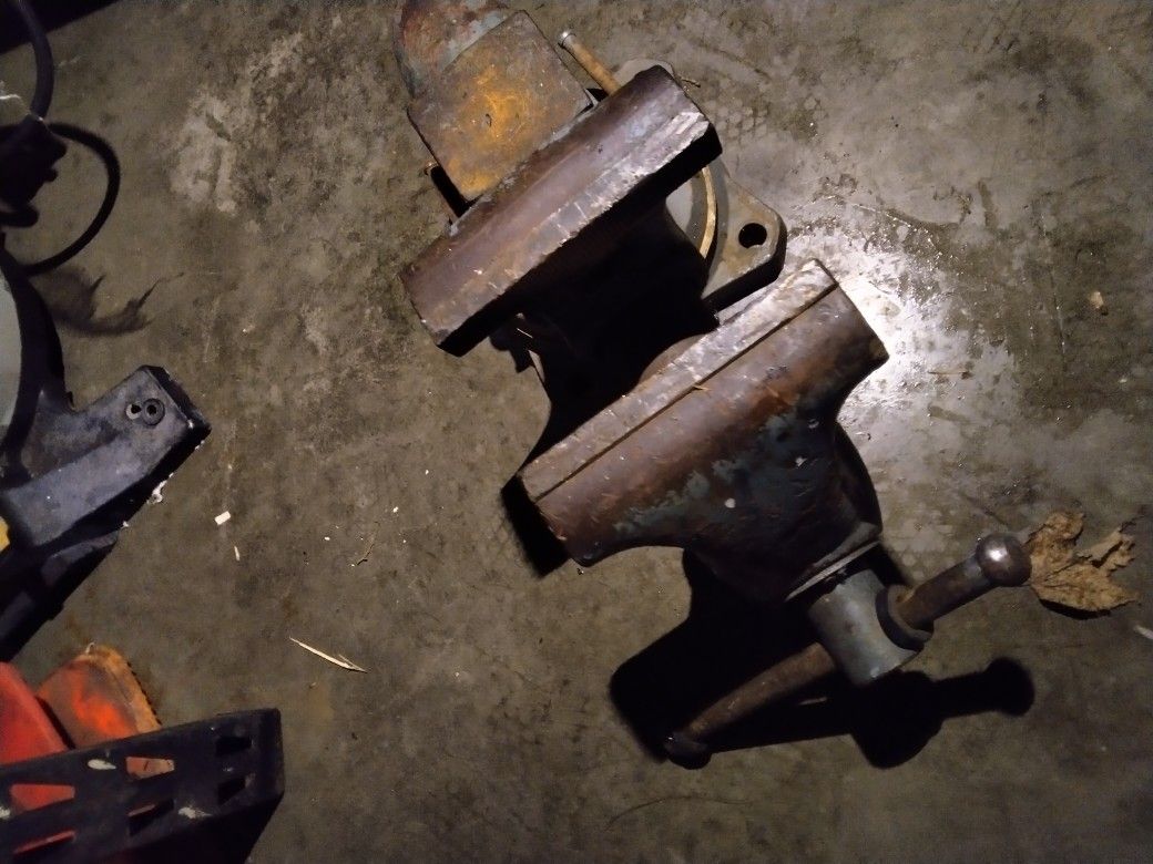 
​HEAVY DUTY Vintage Machinist / Blacksmith Post Vise - Large Jaws, Swivel Base