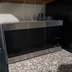 LG - NeoChef 0.9 Cu. Ft. Compact Microwave with EasyClean - Stainless Steel