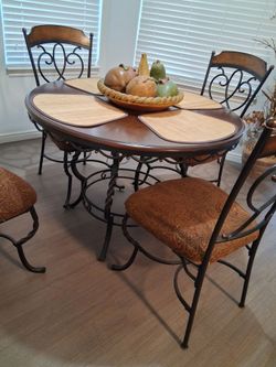 Round Dining Table with 4 Iron Chairs with center decoration