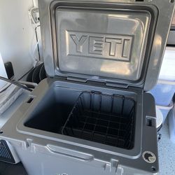 Yeti 35 Liter Cooler With Seat Cushion