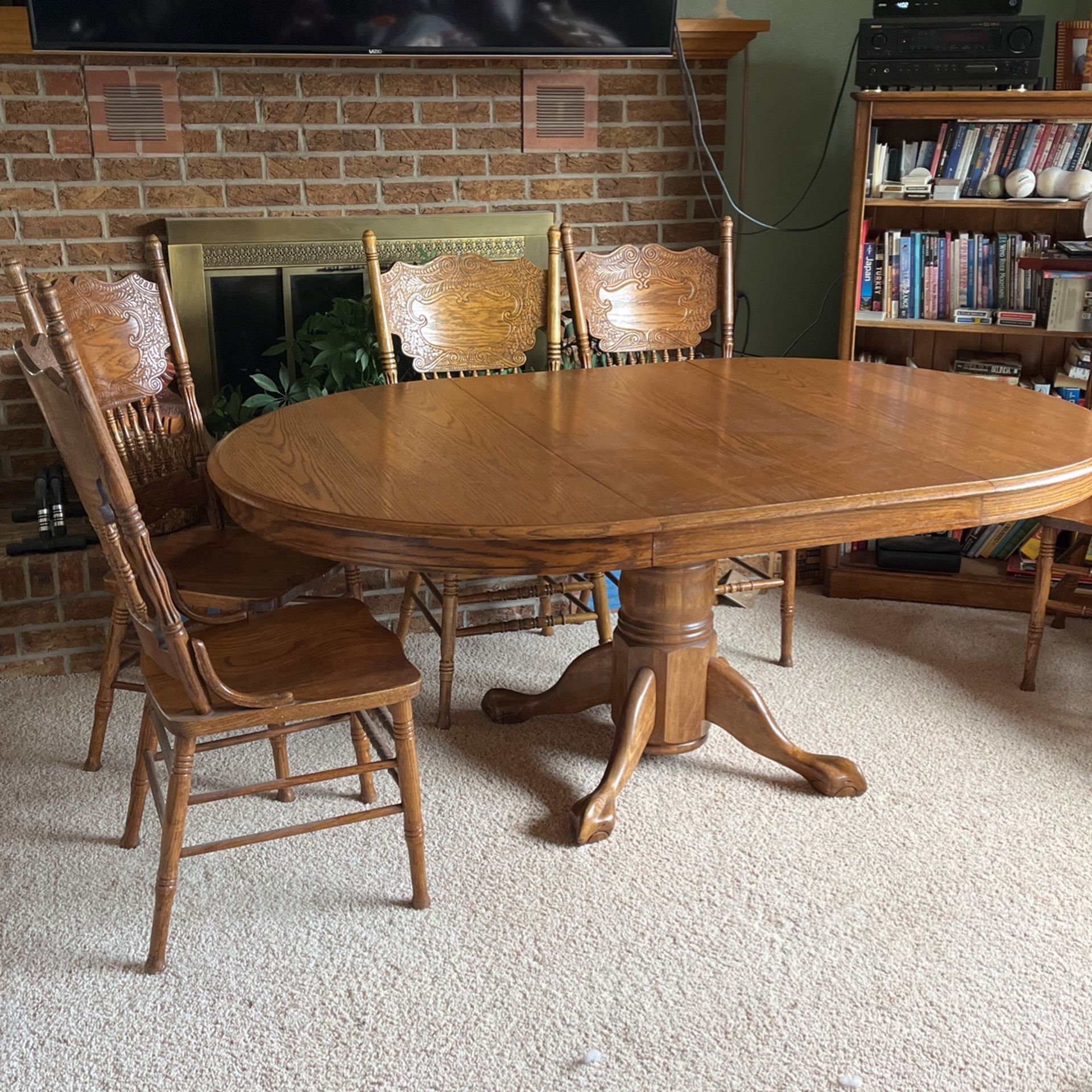 Beautiful Oak Pedestal Table With 6 Chairs