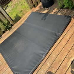 Toyota Tundra 6.5’ Tri-Fold Tonneau Bed Cover – Great Condition