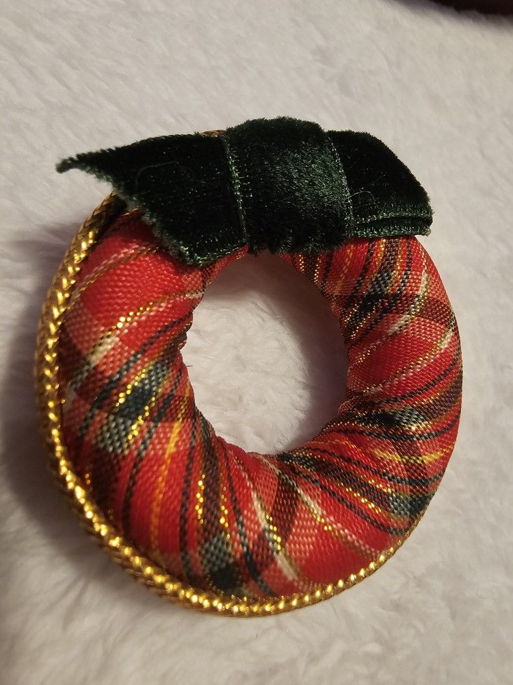 $10.00 - 1984 Christmas Avon Collectible Miniature Wreat Brooc! Plaid Fabric/Metallic Gold Accent/Velvet Ribbon - NEW!!