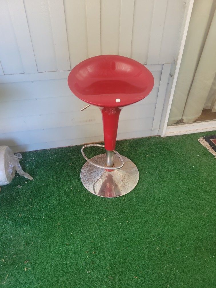 Bucket Chrome Ajustable Swivel Bar Stool.