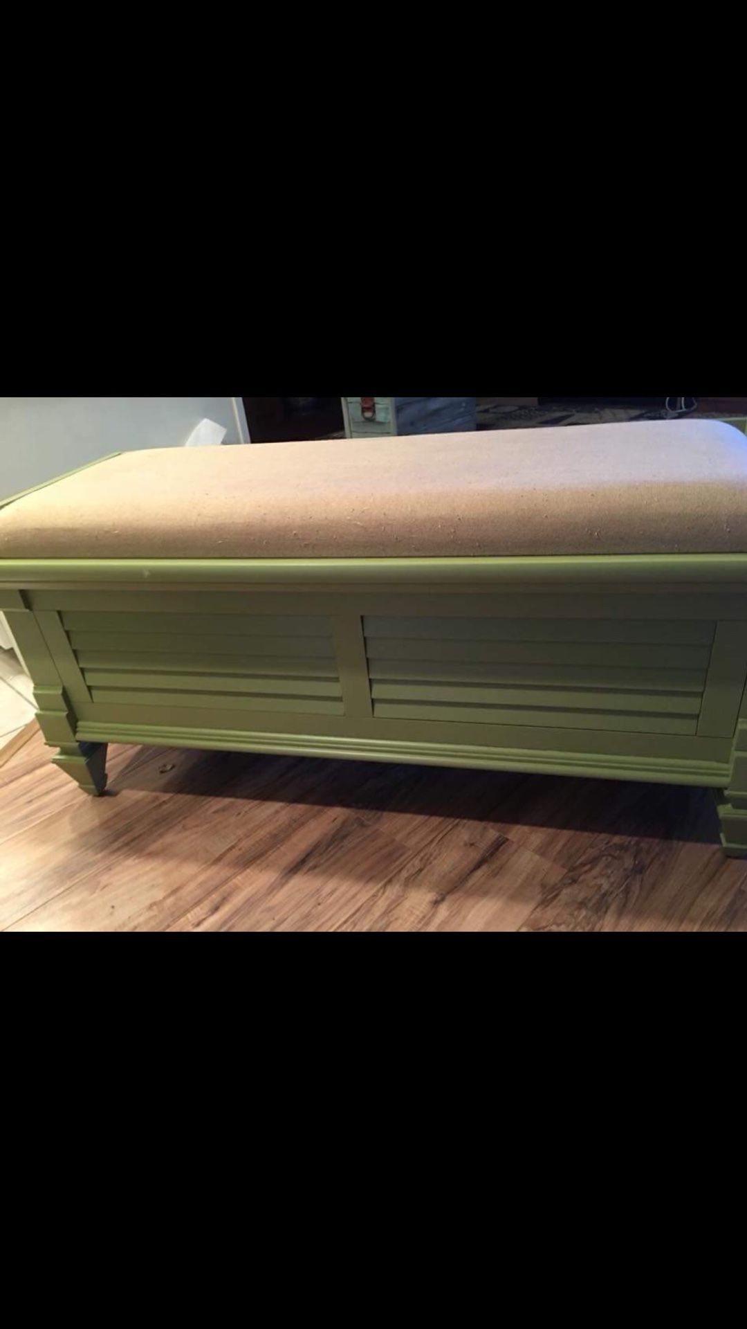 ROOMS TO GO footbed storage bench