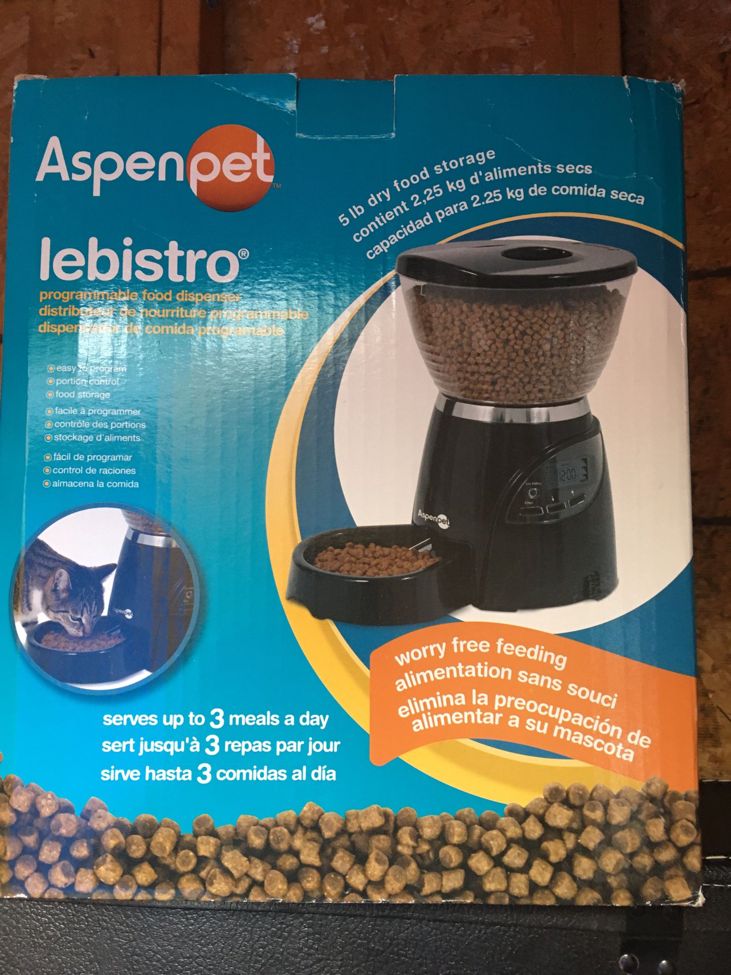 Automatic dog/cat feeder