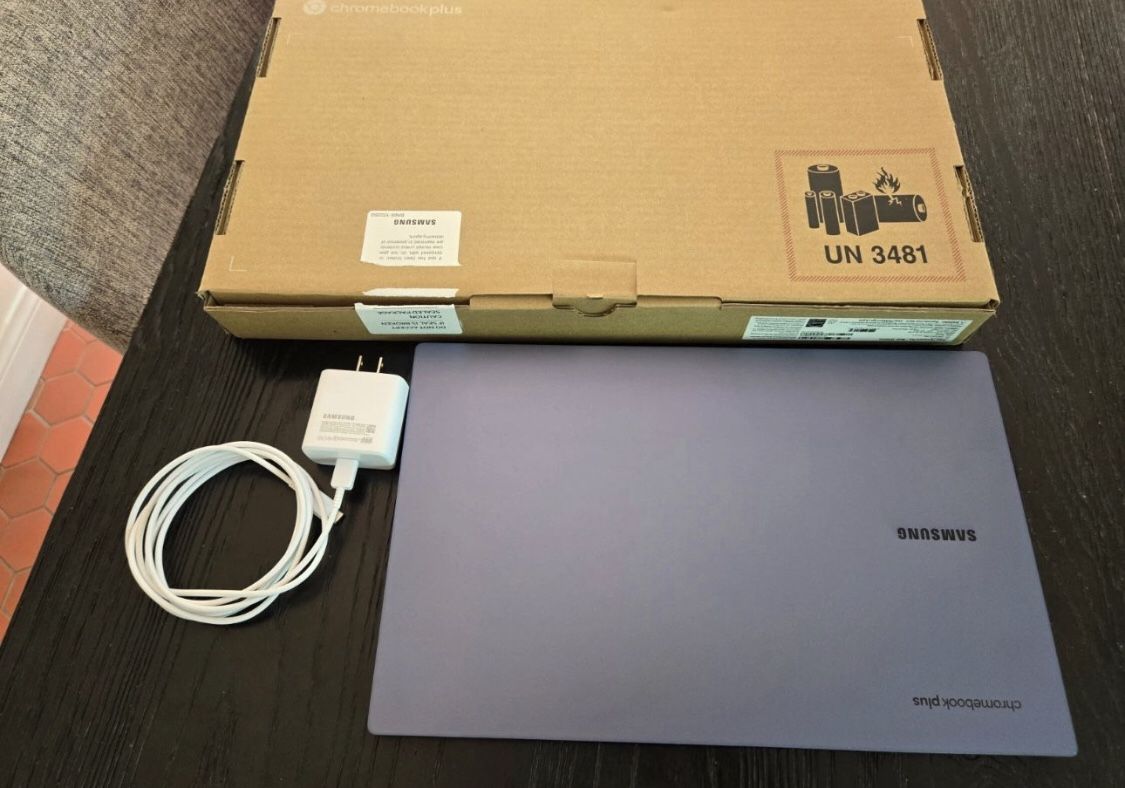 Samsung Galaxy Chromebook plus 15.6” AmOled display i3 8gb 256gb