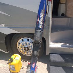 Kidder Pro Comp Solem Ski 67 In Long And One Battery Charger