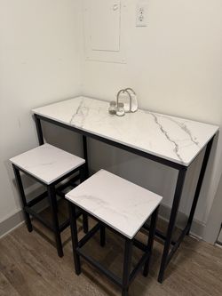 Bar Table w/ Stools, Like New!