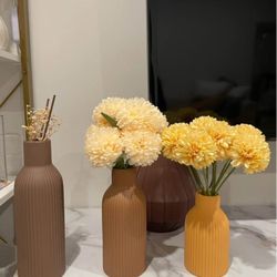 3 vases and artificial flowers